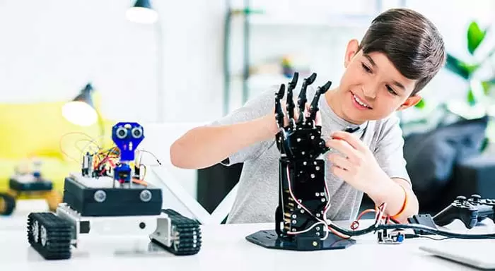 نوجوانی در حال ساخت دست رباتی